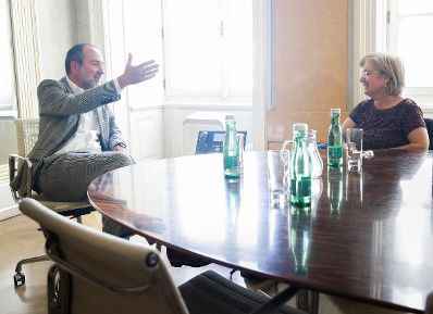 Am 23. August 2016 empfing Kanzleramtsminister Thomas Drozda (l.) die Botschafterin des Staates Israel Talya Lador-Fresher (r.) zu einem Arbeitsgespr&auml;ch.