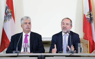Kanzleramtsminister Thomas Drozda (r.) und Finanzminister Hans J&ouml;rg Schelling (l.) beim Medienbriefing &uuml;ber die Regierungssitzung am 30. August 2016.