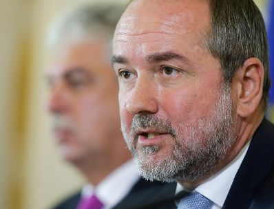 Kanzleramtsminister Thomas Drozda (r.) und Finanzminister Hans J&ouml;rg Schelling (l.) beim Medienbriefing &uuml;ber die Regierungssitzung am 30. August 2016.