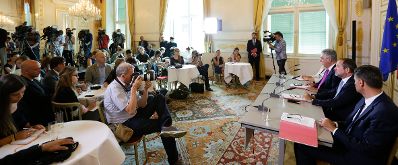 Kanzleramtsminister Thomas Drozda und Finanzminister Hans J&ouml;rg Schelling beim Medienbriefing &uuml;ber die Regierungssitzung am 30. August 2016.