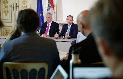 Kanzleramtsminister Thomas Drozda (r.) und Finanzminister Hans J&ouml;rg Schelling (l.) beim Medienbriefing &uuml;ber die Regierungssitzung am 30. August 2016.