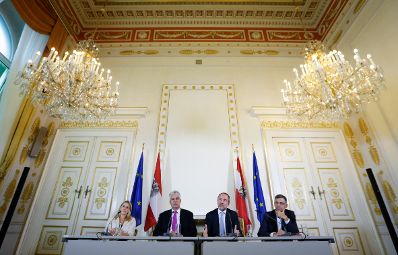 Kanzleramtsminister Thomas Drozda (r.) und Finanzminister Hans J&ouml;rg Schelling (l.) beim Medienbriefing &uuml;ber die Regierungssitzung am 30. August 2016.