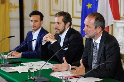 Kanzleramtsminister Thomas Drozda (r.) und Staatssekret&auml;r Harald Mahrer (m.) beim Medienbriefing &uuml;ber die Regierungssitzung am 6. September 2016.
