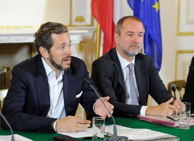 Kanzleramtsminister Thomas Drozda (r.) und Staatssekret&auml;r Harald Mahrer (l.) beim Medienbriefing &uuml;ber die Regierungssitzung am 6. September 2016.