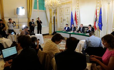 Kanzleramtsminister Thomas Drozda und Staatssekret&auml;r Harald Mahrer beim Medienbriefing &uuml;ber die Regierungssitzung am 6. September 2016.