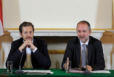 Kanzleramtsminister Thomas Drozda (r.) und Staatssekret&auml;r Harald Mahrer (l.) beim Medienbriefing &uuml;ber die Regierungssitzung am 6. September 2016.