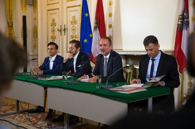 Kanzleramtsminister Thomas Drozda (r.) und Staatssekret&auml;r Harald Mahrer (l.) beim Medienbriefing &uuml;ber die Regierungssitzung am 6. September 2016.