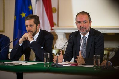Kanzleramtsminister Thomas Drozda (r.) und Staatssekret&auml;r Harald Mahrer (l.) beim Medienbriefing &uuml;ber die Regierungssitzung am 6. September 2016.