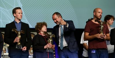 Am 9. September 2016 nahm Kunst- und Kulturminister Thomas Drozda (m.) an der Ars Electronica Gala teil. Im Bild bei der &Uuml;berreichung des Goldene Nicas an Jasia Reichardt (m.l.)