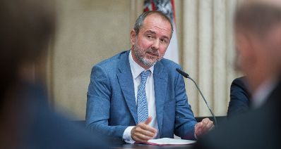 Kanzleramtsminister Thomas Drozda beim Medienbriefing &uuml;ber die Regierungssitzung am 13. September 2016 im Parlament.