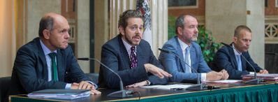 Innenminister Wolfgang Sobotka (l.), Staatssekret&auml;r Harald Mahrer (m.l.), Kanzleramtsminister Thomas Drozda (m.r.) und Sektionschef Gerhard Hesse (r.) beim Medienbriefing &uuml;ber die Regierungssitzung am 13. September 2016 im Parlament.