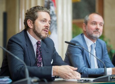 Kanzleramtsminister Thomas Drozda (r.) und Staatssekret&auml;r Harald Mahrer (l.) beim Medienbriefing &uuml;ber die Regierungssitzung am 13. September 2016 im Parlament.