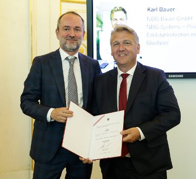 Am 14. September 2016 bestellte der Bundeskanzler Vertreterinnen und Vertreter der Wirtschaft zu Mitgliedern der bei der Bundesanstalt "Statistik &Ouml;sterreich" eingerichteten Wirtschaftskurie. Im Bild Kanzleramtsminister Thomas Drozda (l.) bei der Dekret&uuml;berreichung an Kommerzialrat f&uuml;r die Statistik Karl Bauer (r.).