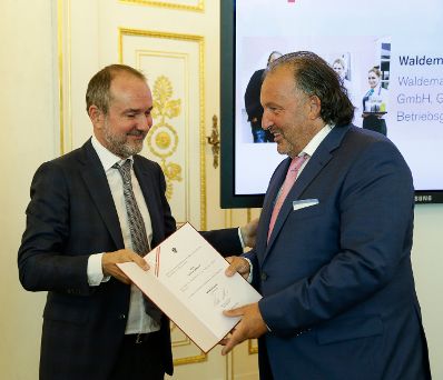 Am 14. September 2016 bestellte der Bundeskanzler Vertreterinnen und Vertreter der Wirtschaft zu Mitgliedern der bei der Bundesanstalt "Statistik &Ouml;sterreich" eingerichteten Wirtschaftskurie. Im Bild Kanzleramtsminister Thomas Drozda (l.) bei der Dekret&uuml;berreichung an Kommerzialrat f&uuml;r die Statistik Waldemar Benedict (r.).