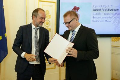Am 14. September 2016 bestellte der Bundeskanzler Vertreterinnen und Vertreter der Wirtschaft zu Mitgliedern der bei der Bundesanstalt "Statistik &Ouml;sterreich" eingerichteten Wirtschaftskurie. Im Bild Kanzleramtsminister Thomas Drozda (l.) bei der Dekret&uuml;berreichung an Kommerzialrat f&uuml;r die Statistik Gerald Paul Bierbaum (r.).