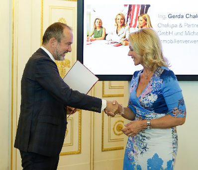 Am 14. September 2016 bestellte der Bundeskanzler Vertreterinnen und Vertreter der Wirtschaft zu Mitgliedern der bei der Bundesanstalt "Statistik &Ouml;sterreich" eingerichteten Wirtschaftskurie. Im Bild Kanzleramtsminister Thomas Drozda (l.) bei der Dekret&uuml;berreichung an Kommerzialr&auml;tin f&uuml;r die Statistik Gerda Chalupa (r.).