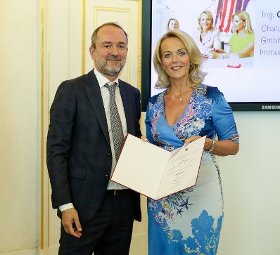 Am 14. September 2016 bestellte der Bundeskanzler Vertreterinnen und Vertreter der Wirtschaft zu Mitgliedern der bei der Bundesanstalt "Statistik &Ouml;sterreich" eingerichteten Wirtschaftskurie. Im Bild Kanzleramtsminister Thomas Drozda (l.) bei der Dekret&uuml;berreichung an Kommerzialr&auml;tin f&uuml;r die Statistik Gerda Chalupa (r.).