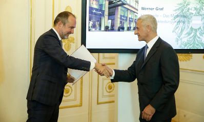 Am 14. September 2016 bestellte der Bundeskanzler Vertreterinnen und Vertreter der Wirtschaft zu Mitgliedern der bei der Bundesanstalt "Statistik &Ouml;sterreich" eingerichteten Wirtschaftskurie. Im Bild Kanzleramtsminister Thomas Drozda (l.) bei der Dekret&uuml;berreichung an Kommerzialrat f&uuml;r die Statistik Werner Graf (r.).