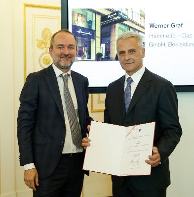 Am 14. September 2016 bestellte der Bundeskanzler Vertreterinnen und Vertreter der Wirtschaft zu Mitgliedern der bei der Bundesanstalt "Statistik &Ouml;sterreich" eingerichteten Wirtschaftskurie. Im Bild Kanzleramtsminister Thomas Drozda (l.) bei der Dekret&uuml;berreichung an Kommerzialrat f&uuml;r die Statistik Werner Graf (r.).