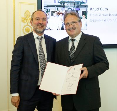 Am 14. September 2016 bestellte der Bundeskanzler Vertreterinnen und Vertreter der Wirtschaft zu Mitgliedern der bei der Bundesanstalt "Statistik &Ouml;sterreich" eingerichteten Wirtschaftskurie. Im Bild Kanzleramtsminister Thomas Drozda (l.) bei der Dekret&uuml;berreichung an Kommerzialrat f&uuml;r die Statistik Knud Guth (r.).