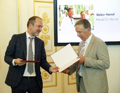 Am 14. September 2016 bestellte der Bundeskanzler Vertreterinnen und Vertreter der Wirtschaft zu Mitgliedern der bei der Bundesanstalt "Statistik &Ouml;sterreich" eingerichteten Wirtschaftskurie. Im Bild Kanzleramtsminister Thomas Drozda (l.) bei der Dekret&uuml;berreichung an Kommerzialrat f&uuml;r die Statistik Walter Heindl (r.).