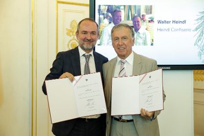 Am 14. September 2016 bestellte der Bundeskanzler Vertreterinnen und Vertreter der Wirtschaft zu Mitgliedern der bei der Bundesanstalt "Statistik &Ouml;sterreich" eingerichteten Wirtschaftskurie. Im Bild Kanzleramtsminister Thomas Drozda (l.) bei der Dekret&uuml;berreichung an Kommerzialrat f&uuml;r die Statistik Walter Heindl (r.).