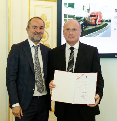 Am 14. September 2016 bestellte der Bundeskanzler Vertreterinnen und Vertreter der Wirtschaft zu Mitgliedern der bei der Bundesanstalt "Statistik &Ouml;sterreich" eingerichteten Wirtschaftskurie. Im Bild Kanzleramtsminister Thomas Drozda (l.) bei der Dekret&uuml;berreichung an Kommerzialrat f&uuml;r die Statistik Ronald Husek (r.).