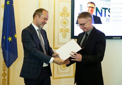 Am 14. September 2016 bestellte der Bundeskanzler Vertreterinnen und Vertreter der Wirtschaft zu Mitgliedern der bei der Bundesanstalt "Statistik &Ouml;sterreich" eingerichteten Wirtschaftskurie. Im Bild Kanzleramtsminister Thomas Drozda (l.) bei der Dekret&uuml;berreichung an Kommerzialrat f&uuml;r die Statistik Hermann Koller (r.).