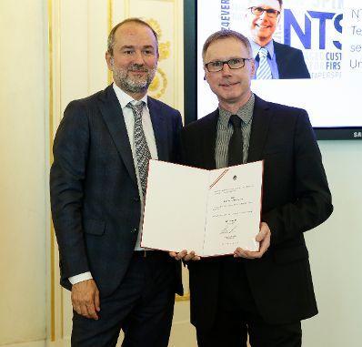 Am 14. September 2016 bestellte der Bundeskanzler Vertreterinnen und Vertreter der Wirtschaft zu Mitgliedern der bei der Bundesanstalt "Statistik &Ouml;sterreich" eingerichteten Wirtschaftskurie. Im Bild Kanzleramtsminister Thomas Drozda (l.) bei der Dekret&uuml;berreichung an Kommerzialrat f&uuml;r die Statistik Hermann Koller (r.).