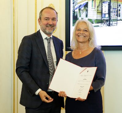 Am 14. September 2016 bestellte der Bundeskanzler Vertreterinnen und Vertreter der Wirtschaft zu Mitgliedern der bei der Bundesanstalt "Statistik &Ouml;sterreich" eingerichteten Wirtschaftskurie. Im Bild Kanzleramtsminister Thomas Drozda (l.) bei der Dekret&uuml;berreichung an Kommerzialr&auml;tin f&uuml;r die Statistik Ulrike Kornmayer (r.).