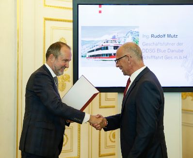 Am 14. September 2016 bestellte der Bundeskanzler Vertreterinnen und Vertreter der Wirtschaft zu Mitgliedern der bei der Bundesanstalt "Statistik &Ouml;sterreich" eingerichteten Wirtschaftskurie. Im Bild Kanzleramtsminister Thomas Drozda (l.) bei der Dekret&uuml;berreichung an Kommerzialrat f&uuml;r die Statistik Rudolf Mutz (r.).