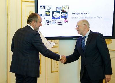 Am 14. September 2016 bestellte der Bundeskanzler Vertreterinnen und Vertreter der Wirtschaft zu Mitgliedern der bei der Bundesanstalt "Statistik &Ouml;sterreich" eingerichteten Wirtschaftskurie. Im Bild Kanzleramtsminister Thomas Drozda (l.) bei der Dekret&uuml;berreichung an Kommerzialrat f&uuml;r die Statistik Roman Pehack (r.).