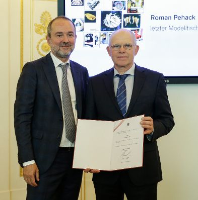 Am 14. September 2016 bestellte der Bundeskanzler Vertreterinnen und Vertreter der Wirtschaft zu Mitgliedern der bei der Bundesanstalt "Statistik &Ouml;sterreich" eingerichteten Wirtschaftskurie. Im Bild Kanzleramtsminister Thomas Drozda (l.) bei der Dekret&uuml;berreichung an Kommerzialrat f&uuml;r die Statistik Roman Pehack (r.).