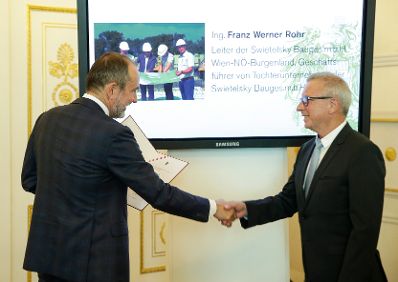 Am 14. September 2016 bestellte der Bundeskanzler Vertreterinnen und Vertreter der Wirtschaft zu Mitgliedern der bei der Bundesanstalt "Statistik &Ouml;sterreich" eingerichteten Wirtschaftskurie. Im Bild Kanzleramtsminister Thomas Drozda (l.) bei der Dekret&uuml;berreichung an Kommerzialrat f&uuml;r die Statistik Franz Werner Rohr (r.).