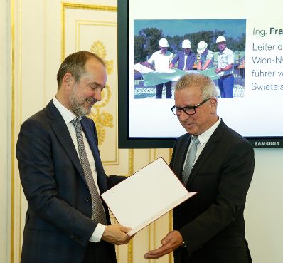 Am 14. September 2016 bestellte der Bundeskanzler Vertreterinnen und Vertreter der Wirtschaft zu Mitgliedern der bei der Bundesanstalt "Statistik &Ouml;sterreich" eingerichteten Wirtschaftskurie. Im Bild Kanzleramtsminister Thomas Drozda (l.) bei der Dekret&uuml;berreichung an Kommerzialrat f&uuml;r die Statistik Franz Werner Rohr (r.).