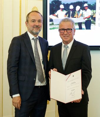 Am 14. September 2016 bestellte der Bundeskanzler Vertreterinnen und Vertreter der Wirtschaft zu Mitgliedern der bei der Bundesanstalt "Statistik &Ouml;sterreich" eingerichteten Wirtschaftskurie. Im Bild Kanzleramtsminister Thomas Drozda (l.) bei der Dekret&uuml;berreichung an Kommerzialrat f&uuml;r die Statistik Franz Werner Rohr (r.).