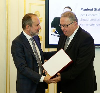 Am 14. September 2016 bestellte der Bundeskanzler Vertreterinnen und Vertreter der Wirtschaft zu Mitgliedern der bei der Bundesanstalt "Statistik &Ouml;sterreich" eingerichteten Wirtschaftskurie. Im Bild Kanzleramtsminister Thomas Drozda (l.) bei der Dekret&uuml;berreichung an Kommerzialrat f&uuml;r die Statistik Manfred Stallinger (r.).