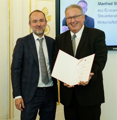 Am 14. September 2016 bestellte der Bundeskanzler Vertreterinnen und Vertreter der Wirtschaft zu Mitgliedern der bei der Bundesanstalt "Statistik &Ouml;sterreich" eingerichteten Wirtschaftskurie. Im Bild Kanzleramtsminister Thomas Drozda (l.) bei der Dekret&uuml;berreichung an Kommerzialrat f&uuml;r die Statistik Manfred Stallinger (r.).