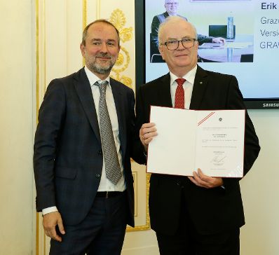 Am 14. September 2016 bestellte der Bundeskanzler Vertreterinnen und Vertreter der Wirtschaft zu Mitgliedern der bei der Bundesanstalt "Statistik &Ouml;sterreich" eingerichteten Wirtschaftskurie. Im Bild Kanzleramtsminister Thomas Drozda (l.) bei der Dekret&uuml;berreichung an Kommerzialrat f&uuml;r die Statistik Erik Venningdorf (r.).