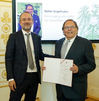 Am 14. September 2016 bestellte der Bundeskanzler Vertreterinnen und Vertreter der Wirtschaft zu Mitgliedern der bei der Bundesanstalt "Statistik &Ouml;sterreich" eingerichteten Wirtschaftskurie. Im Bild Kanzleramtsminister Thomas Drozda (l.) bei der Dekret&uuml;berreichung an Kommerzialrat f&uuml;r die Statistik Walter Vogelhuber (r.).