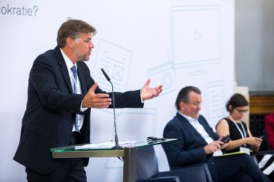 Am 19. September 2016 fand die Enquete "Medienf&ouml;rderung neu - Was braucht die Demokratie?" statt. Im Bild Matthias Karmasin, Meden- und Kommunikatonswissenschaftler.