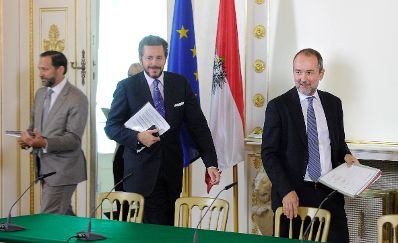Kanzleramtsminister Thomas Drozda (r.) und Staatssekret&auml;r Harald Mahrer (m.) beim Medienbriefing &uuml;ber die Regierungssitzung am 20. September 2016.
