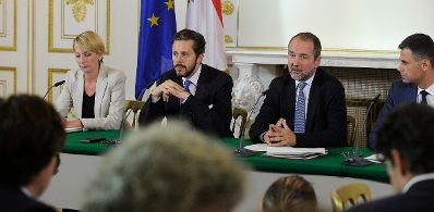 Kanzleramtsminister Thomas Drozda (2.v.r.) und Staatssekret&auml;r Harald Mahrer (2.v.l.) beim Medienbriefing &uuml;ber die Regierungssitzung am 20. September 2016.