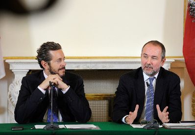 Kanzleramtsminister Thomas Drozda (r.) und Staatssekret&auml;r Harald Mahrer (l.) beim Medienbriefing &uuml;ber die Regierungssitzung am 20. September 2016.