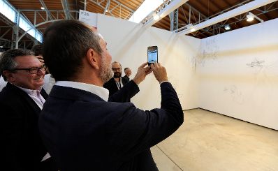 Am 21. September 2016 besuchte Kunst-und Kulturminister Thomas Drozda die viennacontemporary, &Ouml;sterreichs internationale Kunstmesse in der Marxhalle Wien.