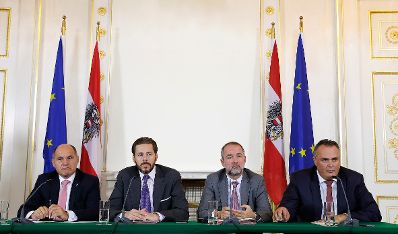 (v.l.n.r.) Innenminister Wolfgang Sobotka, Staatssekret&auml;r Harald Mahrer, Kanzleramtsminister Thomas Drozda und Verteidigungsminister Hans Peter Doskozil beim Medienbriefing &uuml;ber die Regierungssitzung am 27. September 2016.