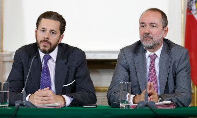 Kanzleramtsminister Thomas Drozda (r.) und Staatssekret&auml;r Harald Mahrer (l.) beim Medienbriefing &uuml;ber die Regierungssitzung am 27. September 2016.