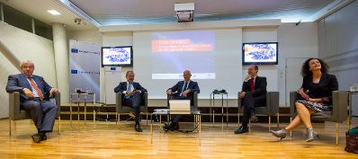 Am 29. September 2016 fand die Pr&auml;sentation &quot;Kultur bringt's! Die Europ&auml;ische Kulturhauptstadt als Chance f&uuml;r nachhaltige Stadtentwicklung&quot; im Haus der Europ&auml;ischen Union statt. Im Bild (v.l.n.r) der deutsche Kulturpolitiker Oliver Scheytt, Kanzleramtsminister Thomas Drozda, der Generalsekret&auml;r des St&auml;dtebunds Thomas Weninger, der Leiter der Vertretung der Europ&auml;ischen Kommission J&ouml;rg Wojahn und Moderation Konstanze Breitebner bei der Er&ouml;ffnung.