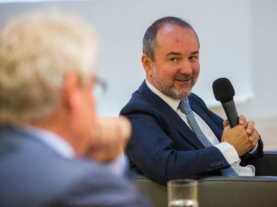 Am 29. September 2016 fand die Pr&auml;sentation &quot;Kultur bringt's! Die Europ&auml;ische Kulturhauptstadt als Chance f&uuml;r nachhaltige Stadtentwicklung&quot; im Haus der Europ&auml;ischen Union statt. Im Bild der deutsche Kulturpolitiker Oliver Scheytt (l.) und Kanzleramtsminister Thomas Drozda (r.) bei der Er&ouml;ffnung.