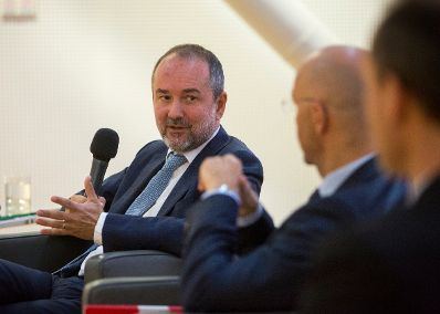 Am 29. September 2016 fand die Pr&auml;sentation &quot;Kultur bringt's! Die Europ&auml;ische Kulturhauptstadt als Chance f&uuml;r nachhaltige Stadtentwicklung&quot; im Haus der Europ&auml;ischen Union statt. Im Bild (v.l.n.r) Kanzleramtsminister Thomas Drozda, der Generalsekret&auml;r des St&auml;dtebunds Thomas Weninger und der Leiter der Vertretung der Europ&auml;ischen Kommission J&ouml;rg Wojahn bei der Er&ouml;ffnung.